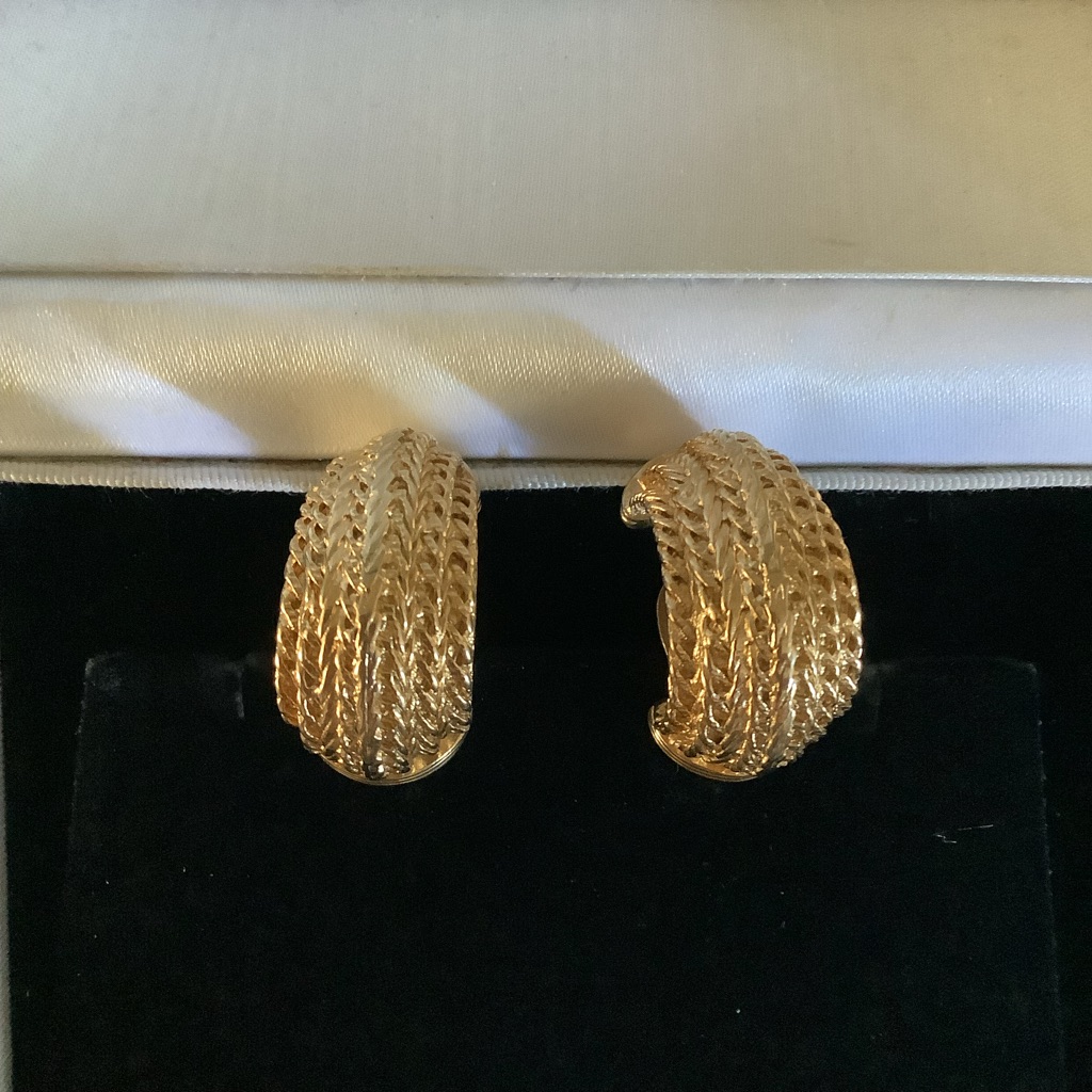 Vintage Erwin Pearl Textured Gold Tone Clip On Earrings 39$